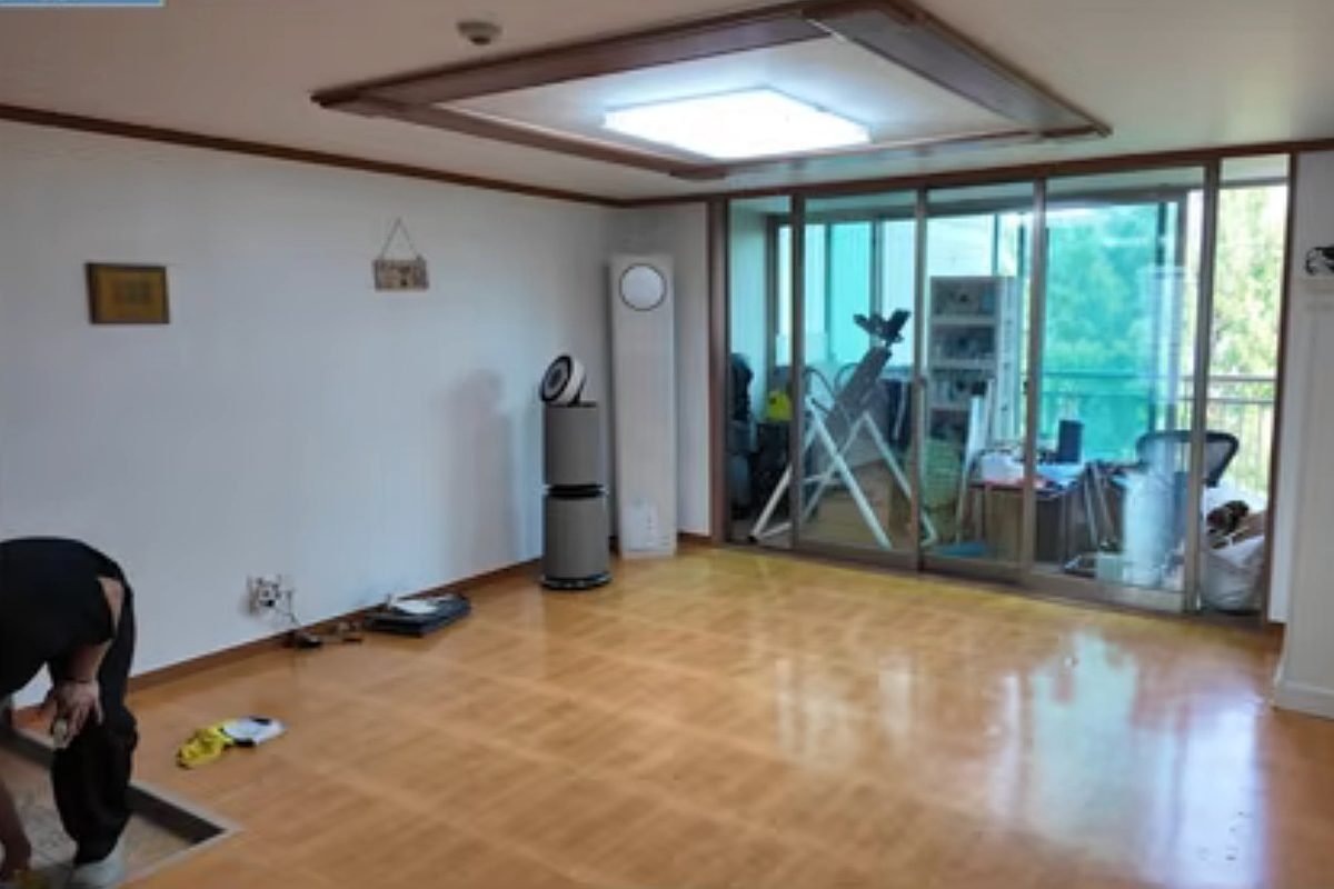 청소 후 정리되고 바닥이 드러난 거실