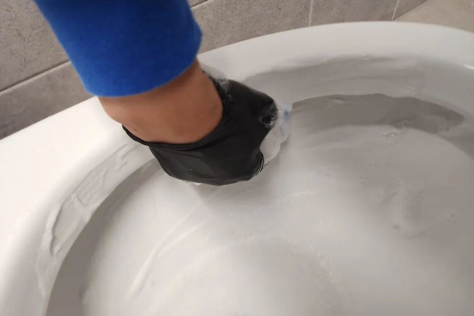 변기 안쪽을 스펀지로 닦는 이사청소 장면