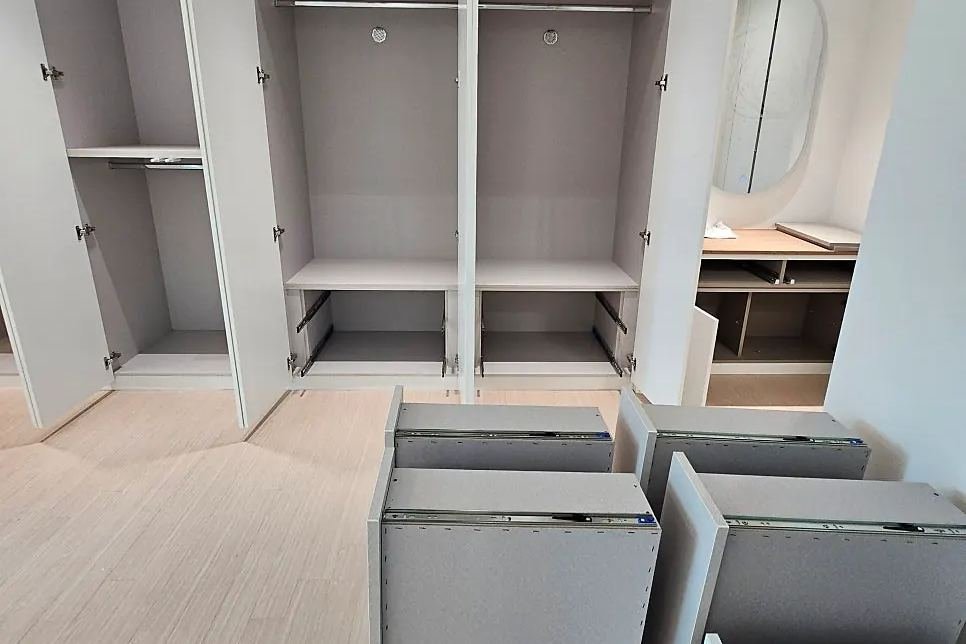 붙박이장 서랍을 꺼내 안쪽 분진을 닦는 과정