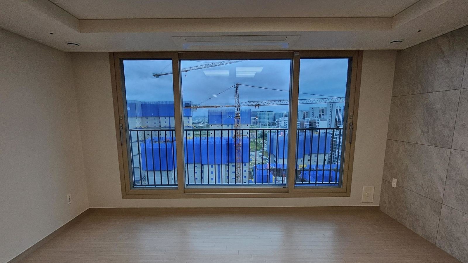 입주청소를 마친 신축 아파트 거실과 큰 창