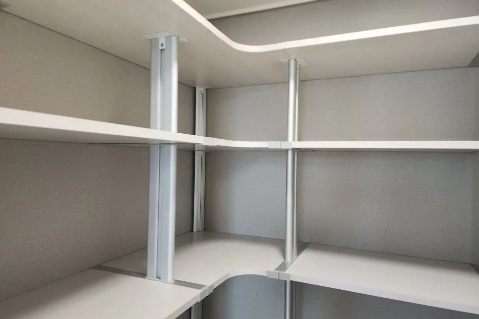 선반까지 닦은 팬트리 수납공간