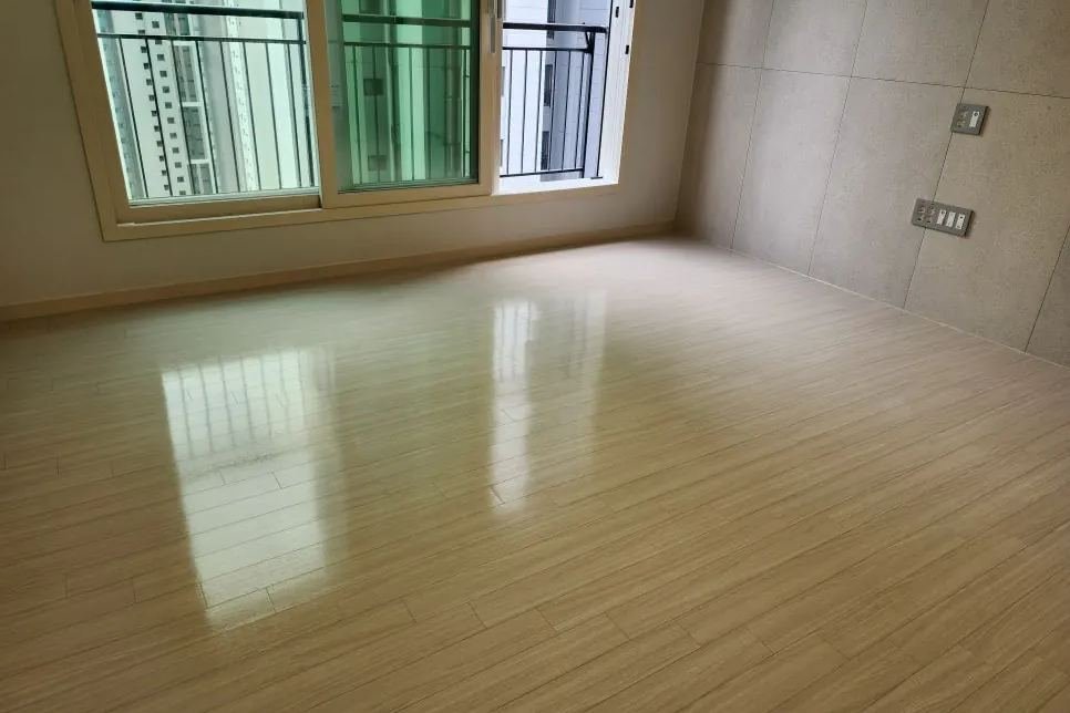 입주청소 후 광이 나는 방 바닥