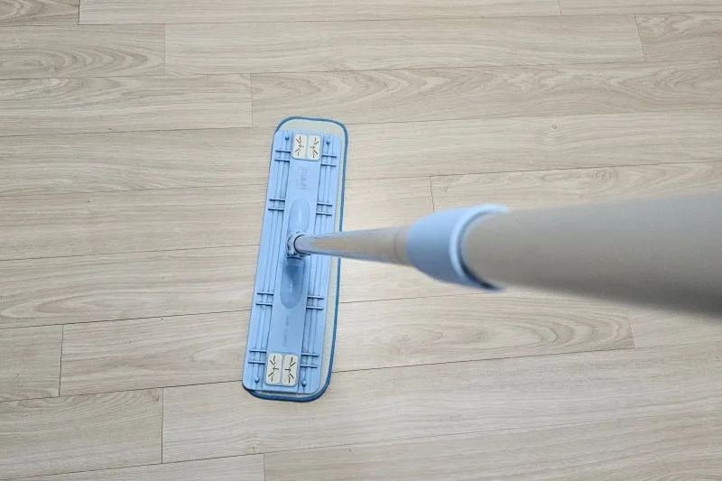 시공 후 바닥을 밀대로 닦아 마무리하는 모습