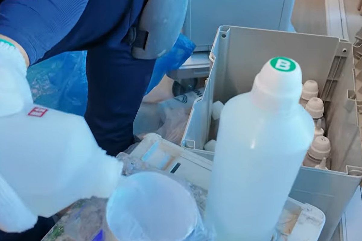 두 가지 재료를 섞어 줄눈재를 만드는 모습